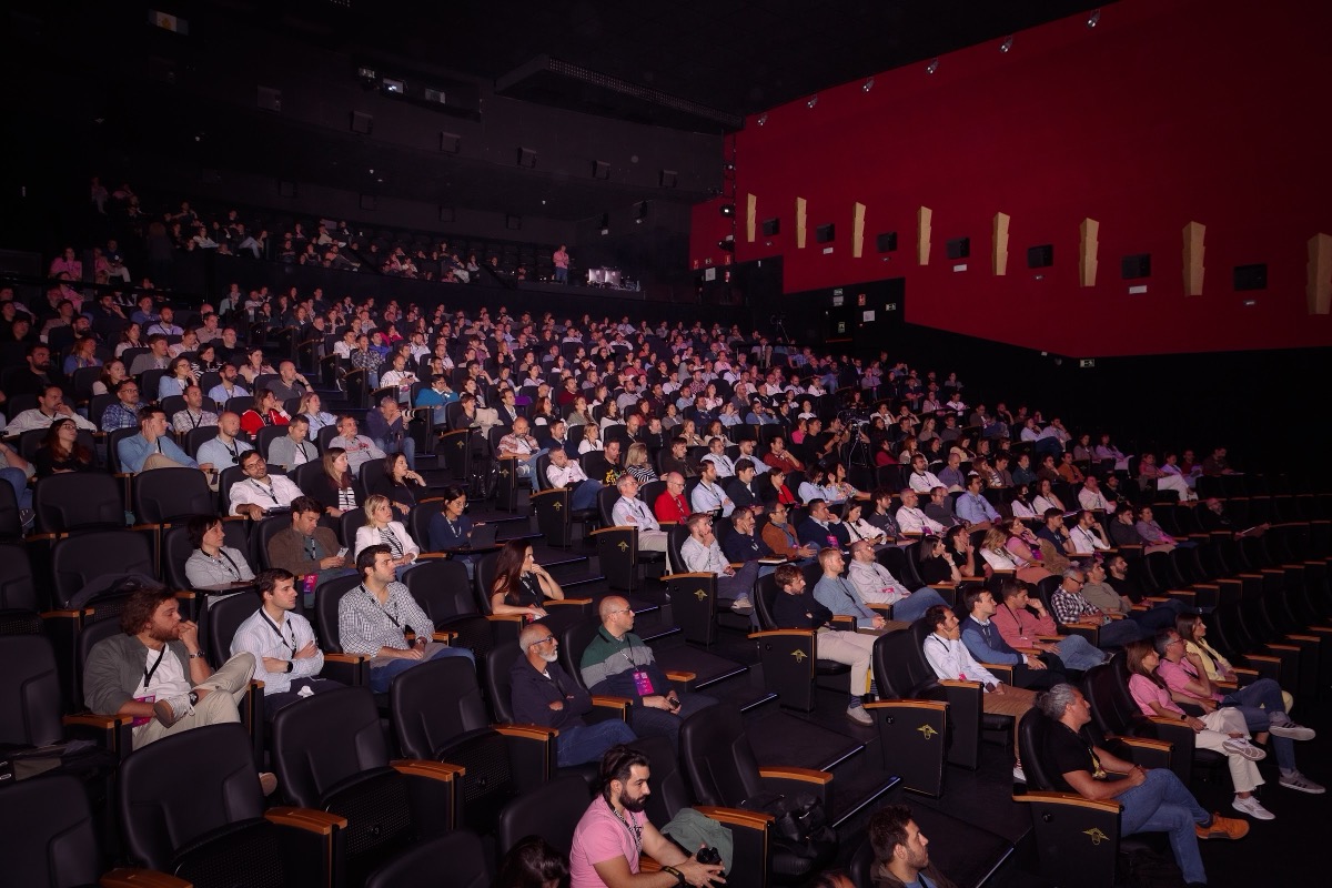 A full theatre listening to a keynote